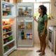 Especialistas em psicologia afirmam que abrir a geladeira várias vezes sem estar com fome não é apenas distração, mas pode ser uma resposta automática ao hábito e aos estímulos do ambiente