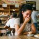 Especialistas em psicologia explicam que algumas pessoas sorriem quando ficam sem graça como uma forma inconsciente de reduzir o desconforto do momento
