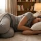 A psicologia aponta que dormir sempre com um braço sob o travesseiro pode dizer mais do que parece sobre a forma como o corpo procura estabilidade e relaxamento