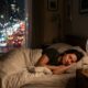 Segundo a psicologia, dormir com o ventilador ligado sem estar calor pode ser menos sobre ventilação e mais sobre a sensação de conforto criada por um som previsível durante a noite