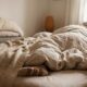 Especialistas em psicologia afirmam que dormir com um pé descoberto pode não ser apenas mania, mas um hábito ligado à forma como o corpo regula conforto durante o sono