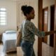 Especialistas em psicologia explicam: “Quem anda pela casa apagando luzes pode não pensar apenas na conta de energia, mas repetir um hábito ligado à ideia de evitar desperdício”