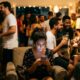 A psicologia sugere que quem pega o celular quando fica sozinho em uma festa pode não estar apenas checando mensagens, mas usando a tela como uma espécie de escudo social