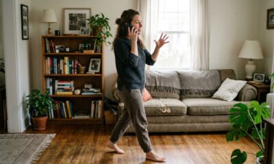 Especialistas em psicologia explicam: “Quem anda de um lado para o outro enquanto fala ao telefone pode não fazer isso apenas por costume, mas para compensar a falta de sinais visuais durante a conversa”