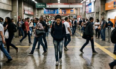 Segundo a psicologia, caminhar olhando para baixo pode não ser apenas insegurança, mas uma forma silenciosa de se fechar temporariamente ao ambiente ao redor