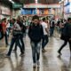 Segundo a psicologia, caminhar olhando para baixo pode não ser apenas insegurança, mas uma forma silenciosa de se fechar temporariamente ao ambiente ao redor