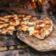 Adeus massas de pizza moles no forno caseiro: a técnica com pedra refratária pré-aquecida para garantir uma base crocante como de pizzaria