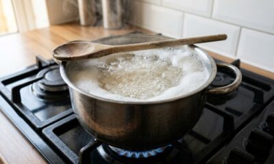 Colocar uma colher de madeira sobre a panela enquanto cozinha: para que serve e por que esse truque antigo ajuda a evitar que a espuma transborde