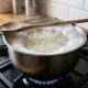 Colocar uma colher de madeira sobre a panela enquanto cozinha: para que serve e por que esse truque antigo ajuda a evitar que a espuma transborde