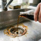 Ralo de pia com início de ferrugem: a bebida comum da geladeira que ajuda a dissolver a oxidação do metal sem esforço