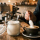 O truque dos baristas para fazer aquela espuma de leite densa e cremosa de cafeteria usando apenas o micro-ondas e um pote de vidro com tampa