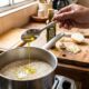 Adicionar uma colher de azeite no cozimento do arroz: para que serve e quando fazer
