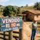 Fazendeiro compra terreno em leilão por R$ 110 mil acreditando ter fechado um ótimo negócio, porém descobre que o antigo morador se recusa a deixar o imóvel e a disputa pela desocupação se arrasta por anos na Justiça