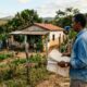 Proprietário deixa terreno vazio por mais de 10 anos, volta para vender e encontra outra família morando no local, mas descobre que a escritura em seu nome pode não encerrar a disputa