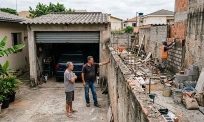 Família compra casa e levanta garagem encostada no muro da divisa, anos depois o vizinho reforma o próprio terreno e surge a dúvida sobre de quem realmente é a parede