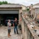 Família compra casa e levanta garagem encostada no muro da divisa, anos depois o vizinho reforma o próprio terreno e surge a dúvida sobre de quem realmente é a parede