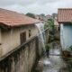 Morador reforma o telhado inclinando o beiral para o lado do vizinho, acredita que água de chuva não é problema de ninguém, e é obrigado a refazer a obra quando a regra sobre despejo de água na divisa é explicada