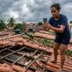 Morador tem o telhado destruído pelo granizo, aciona o seguro residencial de R$ 38 por mês e descobre que a indenização depende da velocidade do vento medida na estação do Inmet mais próxima, a 40 km da casa