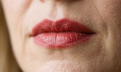 Batom aplicado com o dedo: por que o acabamento esfumado ganha espaço entre mulheres que querem cor sem aparência pesada