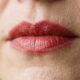 Batom aplicado com o dedo: por que o acabamento esfumado ganha espaço entre mulheres que querem cor sem aparência pesada