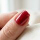 Especialistas em beleza concordam: se o esmalte descasca primeiro nas pontas, não é necessariamente porque ele é ruim, mas pelo contato e desgaste diário, e “é aconselhável selar a borda das unhas”