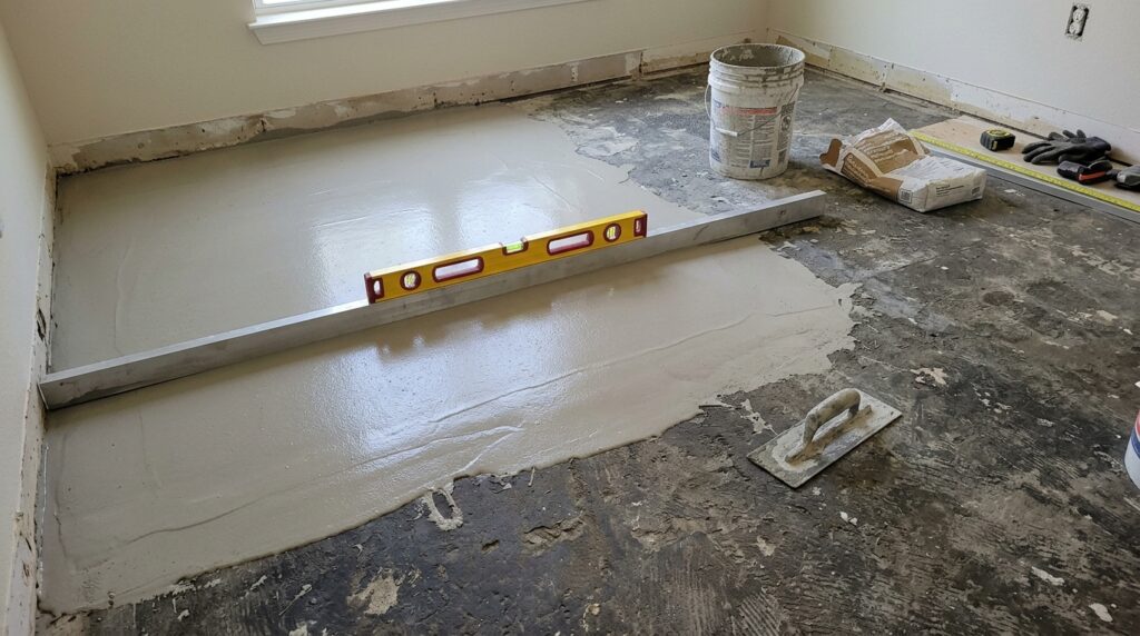 Mestre de obras mostra como corrigir piso irregular usando argamassa de reparo e técnica de nivelamento para preparar a superfície antes do revestimento