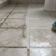 Misturar água oxigenada com detergente neutro: para que serve na limpeza de rejuntes escurecidos