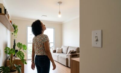 Morador troca todas as lâmpadas da casa por LED, percebe um brilho fraco mesmo com o interruptor desligado e o eletricista mostra que o interruptor foi instalado no fio errado