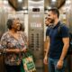 A psicologia aponta que quem cumprimenta as pessoas ao entrar no elevador, mesmo sem conhecê-las, não está apenas sendo educado, mas reduzindo a tensão de espaços fechados e compartilhados