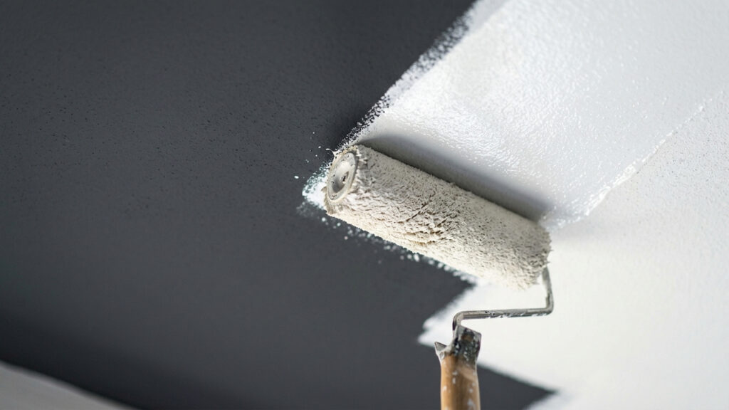 Adeus teto escuro e rebaixado: a nova técnica de pintura em tons mais claros que as paredes para ampliar a iluminação e dar sensação de amplitude