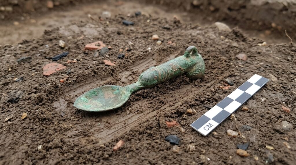 Peça romana de 1.600 anos com decoração de falo é encontrada durante obras na rodovia M5 junto a moedas antigas