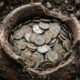 Arqueólogos encontraram mais de 40 mil moedas romanas escondidas em 3 vasos sob o piso de uma casa construída há cerca de 1.800 anos