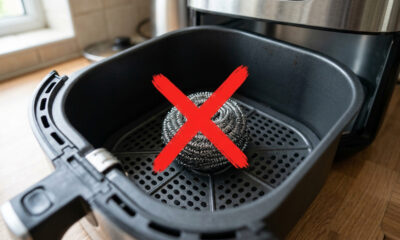 Sem arruinar o teflon da airfryer, nem usar esponja de aço: a melhor forma de limpar a cesta engordurada deixando de molho com água morna e sabão