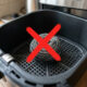 Sem arruinar o teflon da airfryer, nem usar esponja de aço: a melhor forma de limpar a cesta engordurada deixando de molho com água morna e sabão