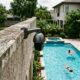 Vizinho instala câmera virada para a piscina da casa ao lado e decisão judicial manda retirar o aparelho em 24h sob pena de R$ 1 mil por dia