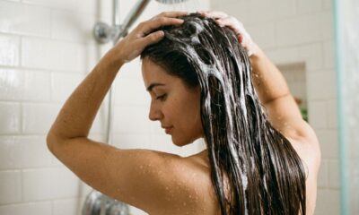 Você pode estar lavando o cabelo errado há anos: cabeleireiros explicam por que concentrar o shampoo no comprimento pode aumentar o ressecamento