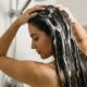 Você pode estar lavando o cabelo errado há anos: cabeleireiros explicam por que concentrar o shampoo no comprimento pode aumentar o ressecamento
