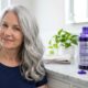 Especialistas em cabelo grisalho concordam: se o seu cabelo branco estiver amarelado, não é porque está sujo, mas sim por causa da oxidação e de resíduos, e “é aconselhável usar produtos neutralizadores com moderação”