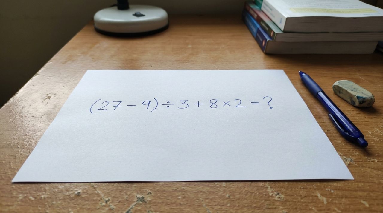 A maioria começa pela parte errada: (27 – 9) ÷ 3 + 8 × 2