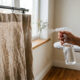 Sem tirar do varão, nem usar ferro de passar: a melhor forma de desamassar cortinas de linho borrifando álcool 70% diluído em água no tecido
