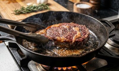 Chefs de cozinha concordam: "Para o bife ficar suculento e dourado, não tempere com sal antes, mas só depois de selar a carne na frigideira quente"