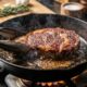 Chefs de cozinha concordam: "Para o bife ficar suculento e dourado, não tempere com sal antes, mas só depois de selar a carne na frigideira quente"
