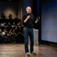 Frase de Steve Jobs sobre a vida: “Você não pode conectar os pontos olhando para frente; só pode conectá-los olhando para trás” e uma reflexão sobre confiar no caminho, mesmo sem entender tudo agora