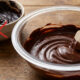 O método correto e seguro para derreter chocolate no micro-ondas sem queimar nem empelotar o fundo da tigela