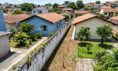 Homem compra um lote murado havia anos, manda levantar a construção e durante a medição descobre que dois metros do terreno na verdade pertencem ao vizinho pela matrícula