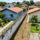 Homem compra um lote murado havia anos, manda levantar a construção e durante a medição descobre que dois metros do terreno na verdade pertencem ao vizinho pela matrícula