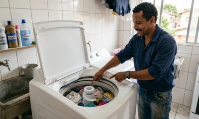 Técnico de máquina de lavar conta que 65% dos chamados são aparelhos que travam porque o morador sobrecarrega o cesto ou usa sabão demais e ensina a dose certa