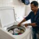 Técnico de máquina de lavar conta que 65% dos chamados são aparelhos que travam porque o morador sobrecarrega o cesto ou usa sabão demais e ensina a dose certa