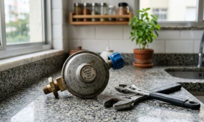 Técnico que instala gás residencial repete sempre o mesmo alerta: a mangueira do botijão tem prazo de validade impresso no próprio plástico, o regulador também vence, e trocar só o botijão não elimina o risco de vazamento na cozinha