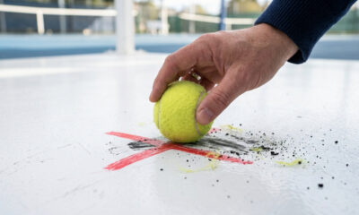 Adeus marcas pretas de borracha no piso branco: o truque simples de esfregar uma bola de tênis limpa sobre a mancha para limpar sem esforço